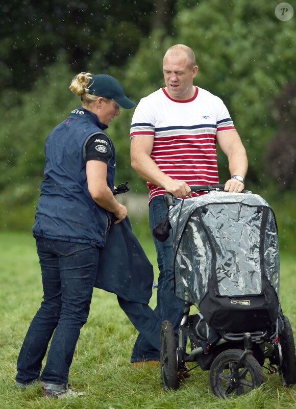 Zara Phillips et son mari Mike Tindall avec leur fille Mia, 6 mois, en poussette le 2 août 2014 à Gatcombe Park lors du Festival du concours complet britannique.