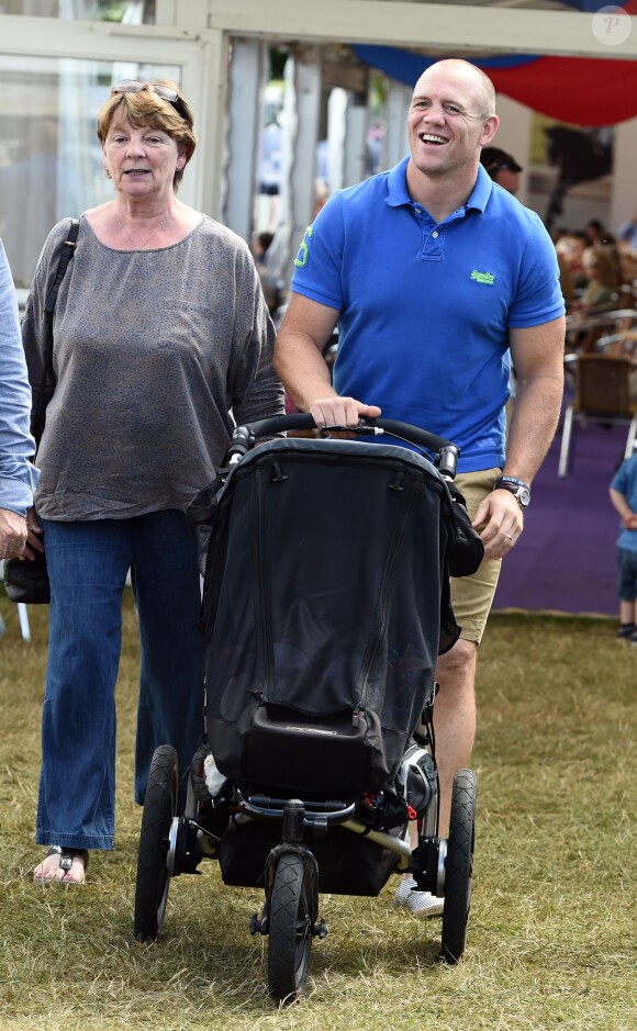 Mike Tindall avec sa fille Mia en poussette lors du 3e jour du Festival of British Eventing à Gatcombe Park, le 3 août 2014