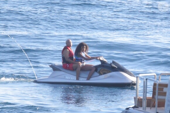 Russell Simmons avec l'une de ses filles sur un scooter des mers, sur l'île de Saint-Barth, le 17 décembre 2014