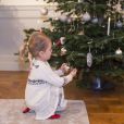 La princesse Estelle de Suède, 2 ans, s'est activée devant l'objectif de Kate Gabor pour les décorations de Noël avec ses parents la princesse Victoria et le prince Daniel au palais Haga, leur résidence au nord de Stockholm.