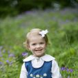 La princesse Estelle de Suède, 2 ans, en juillet 2014, en habit traditionnel.