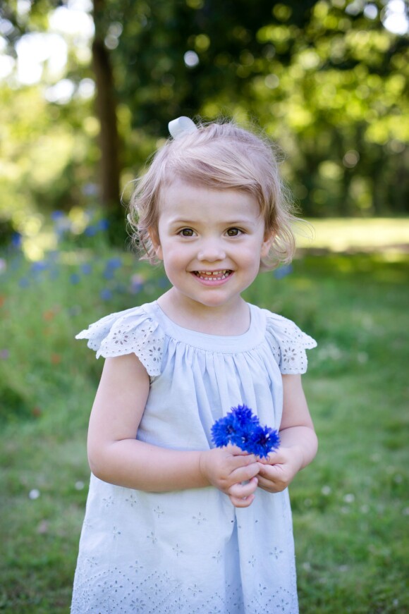 La princesse Estelle de Suède, 2 ans, photographiée par Kate Gabor. Photo officielle dévoilée en décembre 2014.