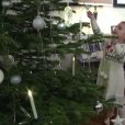  La princesse Estelle de Suède a décoré avec ses parents la princesse Victoria et le prince Daniel le sapin de Noël de leur résidence du palais Haga, au nord de Stockholm, et s'est jointe à eux, coquine, pour souhaiter un joyeux Noël aux Suédois, dans une vidéo mise en ligne le 19 décembre 2014. 
