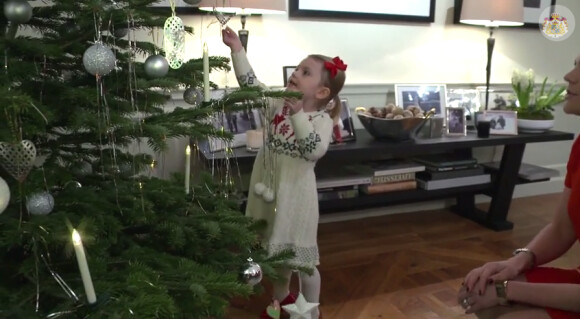 La princesse Estelle de Suède a décoré avec ses parents la princesse Victoria et le prince Daniel le sapin de Noël de leur résidence du palais Haga, au nord de Stockholm, et s'est jointe à eux, coquine, pour souhaiter un joyeux Noël aux Suédois, dans une vidéo mise en ligne le 19 décembre 2014.