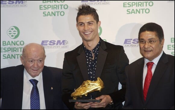 Cristiano Ronaldo et son soulier d'or entourés d'Alfredo Si Stefano et Eusébio à l'hôtel Intercontinental de Madrid, le 4 novembre 2011