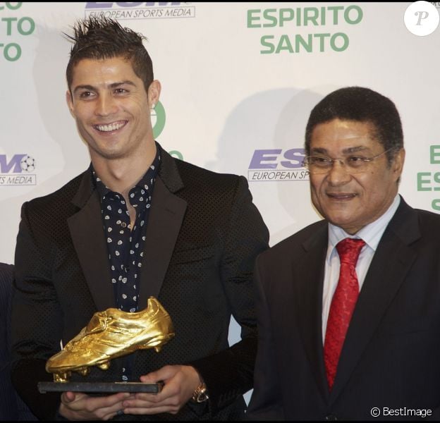 Cristiano Ronaldo et son soulier d'or entourés d'Alfredo Si Stefano et Eusébio à l'hôtel Intercontinental de Madrid, le 4 novembre 2011
