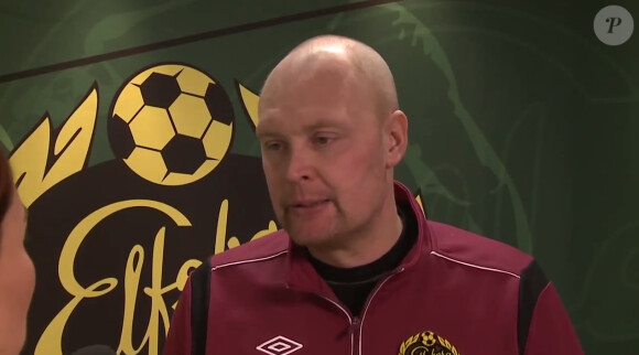 L'ex-joueur suédois Klas Ingesson, alors entraîneur de Elfsforg et souffrant d'un cancer - 2014 