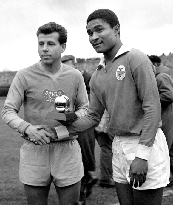 Eusébio félicite le Tchèque Josef Masopust pour son Ballon d'Or à Prague, le 13 mars 1963