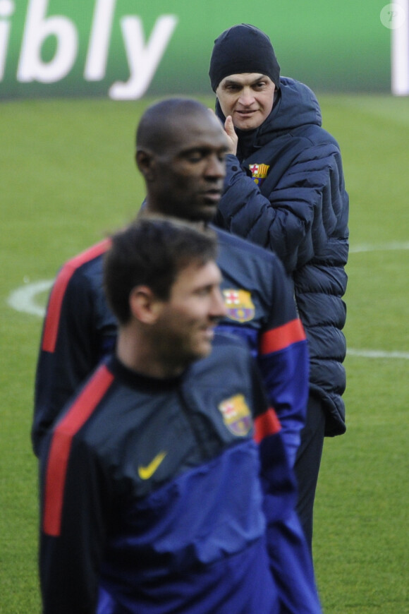 Tito Vilanova observant Eric Abidal lors d'un entraînement le 1er avril 2013 au Parc des Princes avant le match de Ligue des Champions entre le FC Barcelone et le PSG. L'ancien entraîneur du Barça, victime d'un cancer de la glande parotide, est décédé le 25 avril 2014 à 45 ans.