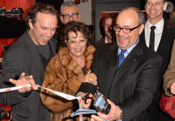 Vincent Perez, Claudia Cardinale, Alfred Schopf ( PDG, Leica Camera AG) - Inauguration du Concept Store Leica à Paris, rue Faubourg Saint-Honoré le 18 décembre 2014