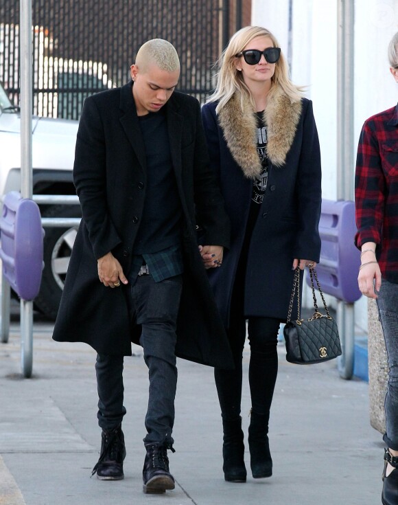 Exclusif - Evan Ross et Ashlee Simpson, enceinte, se rendent dans un magasin Toys"R"Us à Van Nuys. Le 19 décembre 2014.