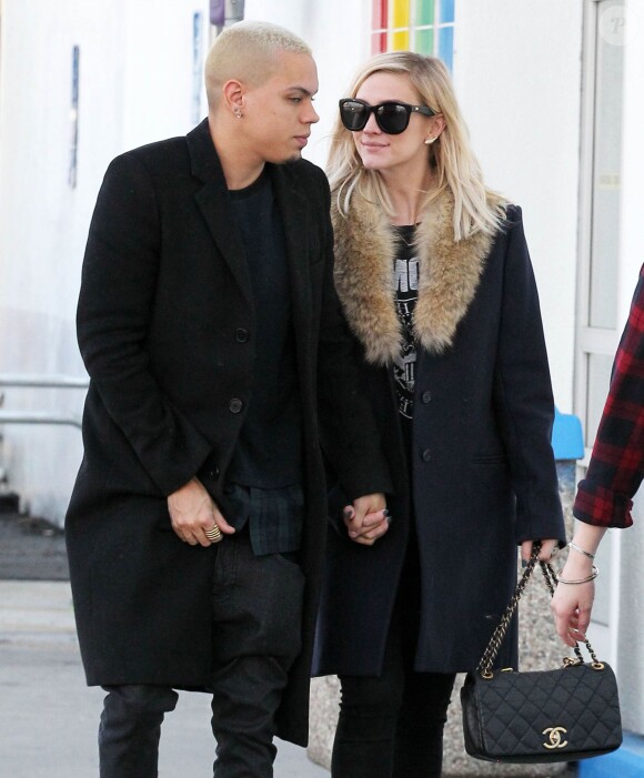Exclusif - Evan Ross et Ashlee Simpson, enceinte, se rendent dans un magasin Toys"R"Us à Van Nuys. Le 19 décembre 2014.