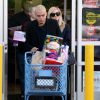 Exclusif - Ashlee Simpson enceinte et son mari Evan Ross quittent un magasin Toys"R"Us à Van Nuys, le 19 décembre 2014.