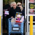  Exclusif - Ashlee Simpson enceinte et son mari Evan Ross quittent un magasin Toys"R"Us &agrave; Van Nuys, le 19 d&eacute;cembre 2014. 