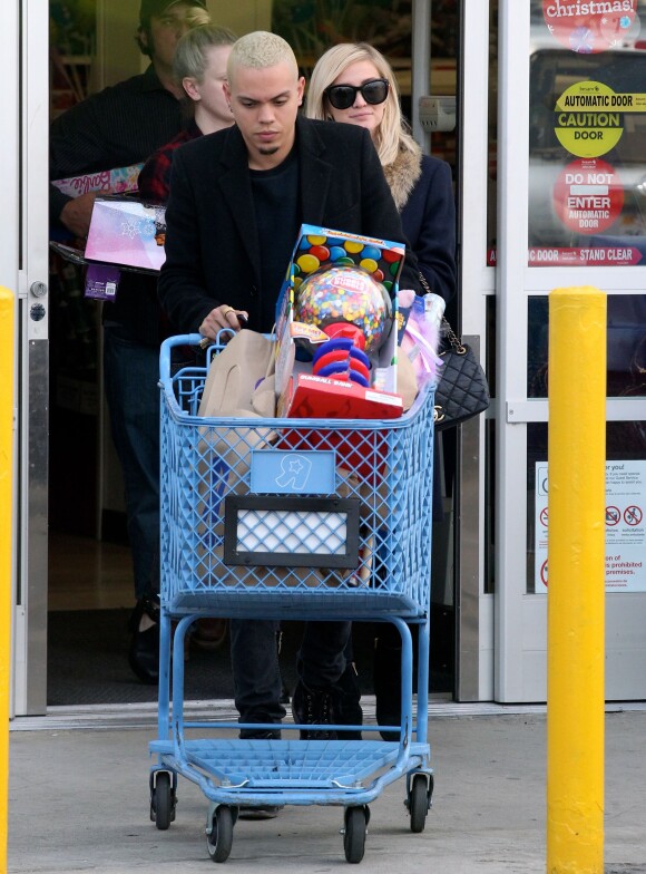Exclusif - Ashlee Simpson enceinte et son mari Evan Ross quittent un magasin Toys"R"Us à Van Nuys, le 19 décembre 2014.