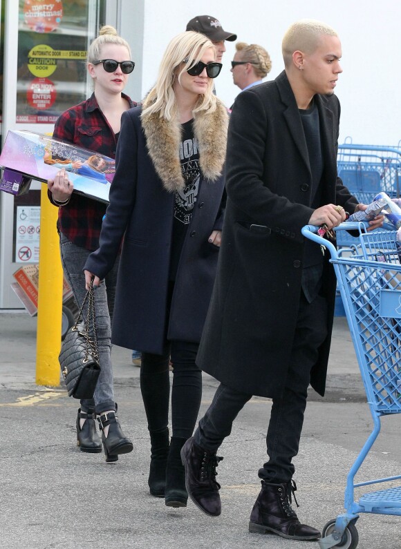 Exclusif - Ashlee Simpson enceinte et son mari Evan Ross quittent un magasin Toys"R"Us à Van Nuys, le 19 décembre 2014.