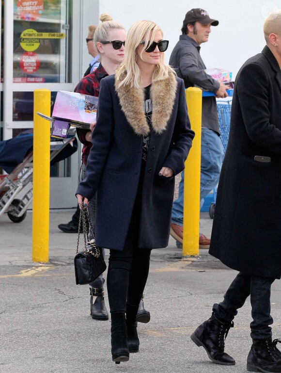 Exclusif - Ashlee Simpson enceinte quitte un magasin Toys"R"Us à Van Nuys, avec son mari Evan Ross. Le 19 décembre 2014.
