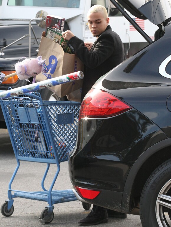 Exclusif - Evan Ross quitte un magasin Toys"R"Us à Van Nuys, le 19 décembre 2014.
