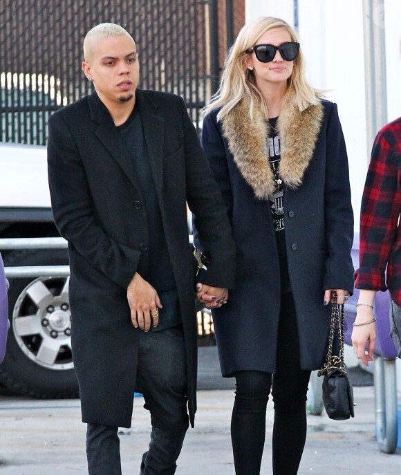 Exclusif - Evan Ross et Ashlee Simpson, enceinte, se rendent dans un magasin Toys"R"Us à Van Nuys. Le 19 décembre 2014.