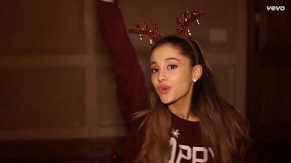 Ariana Grande : Ruban aux fesses et cornes de rennes sur la tête... Vive Noël !
