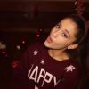 Ariana Grande et son serre-tête cornes de rennes dans le clip Santa Tell Me.