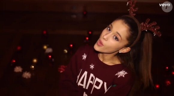 Ariana Grande et son serre-tête cornes de rennes dans le clip Santa Tell Me.