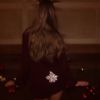 Ariana Grande, un noeud de bolduc collé aux fesses, dans le clip Santa Tell Me.