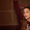 Ariana Grande dans le clip Santa Tell Me.