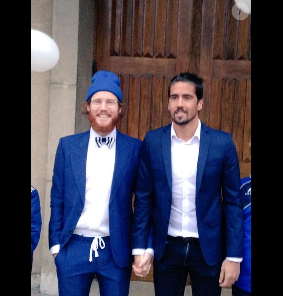 Geoffrey et Stéfan en mode "mariage pour tous" lors du mariage de Julie, le 20 décembre 2014.