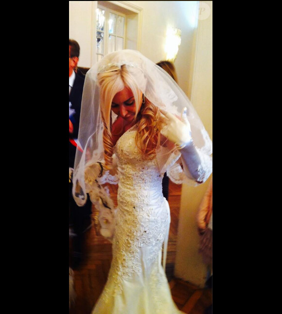 Julie en robe de mariée, le 20 décembre 2014.
