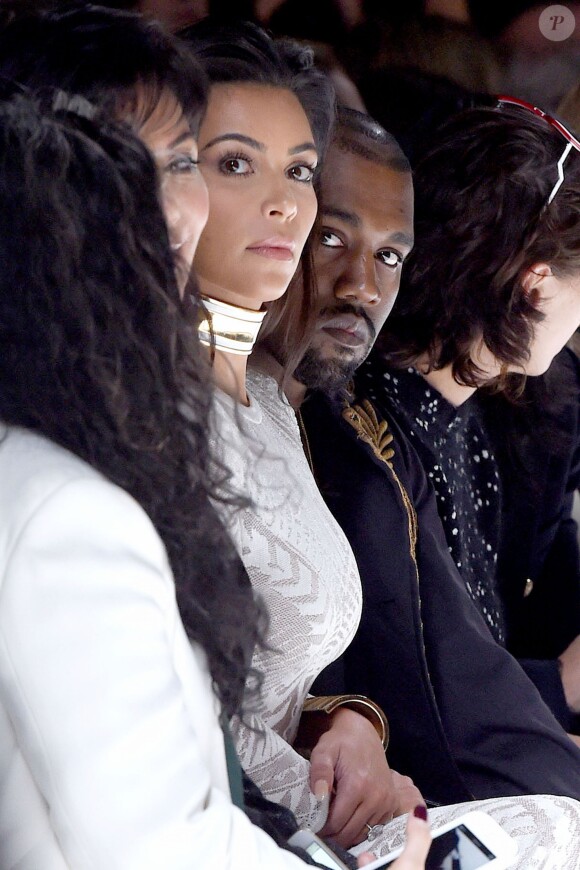 Kris Jenner, Kim Kardashian et Kanye West assistent au défilé Balmain printemps-été 2015 à Paris. Le 25 septembre 2014.