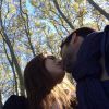 Marine Lorphelin et Zack Dugnon échangent un tendre baiser. Octobre 2014.