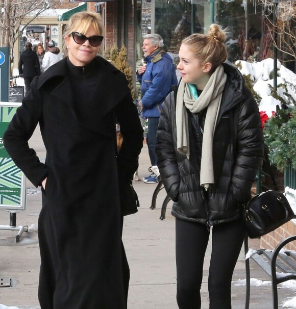 Melanie Griffith et sa fille Stella Banderas font du shopping à Aspen, le 23 décembre 2014