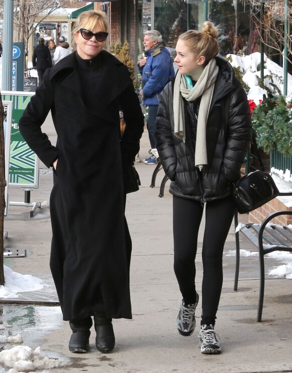 Melanie Griffith et sa fille Stella Banderas font du shopping à Aspen, le 23 décembre dernier