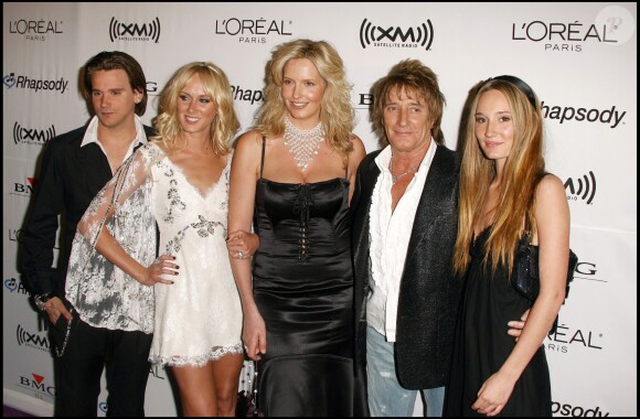 Rod Stewart avec ses enfants Sean, Kimberly et Renee, et sa compagne Penny Lancaster en février 2006 à Los Angeles.