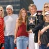 Rod Stewart recevant son étoile sur Hollywood Boulevard en 2005, avec ses enfants Sean, Kimberly, Liam et Renee.