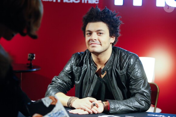 Kev Adams en séance de dédicaces à la Fnac des Ternes pour faire la promotion de la sortie DVD de son nouveau spectacle "Voilà Voilà" à Paris, le 5 novembre 2014. 