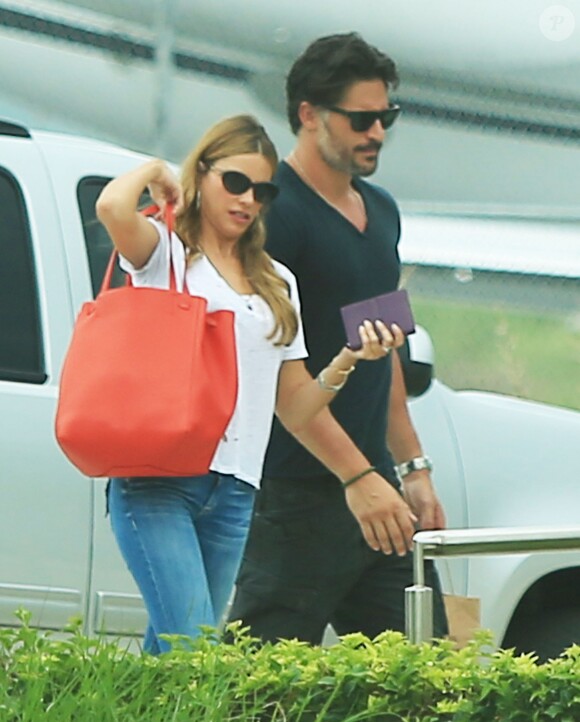Exclusif - Sofia Vergara et son petit-ami Joe Manganiello vont prendre un vol à l'aéroport de Cabo San Lucas après avoir passé des vacances en amoureux, le 1er septembre 2014.