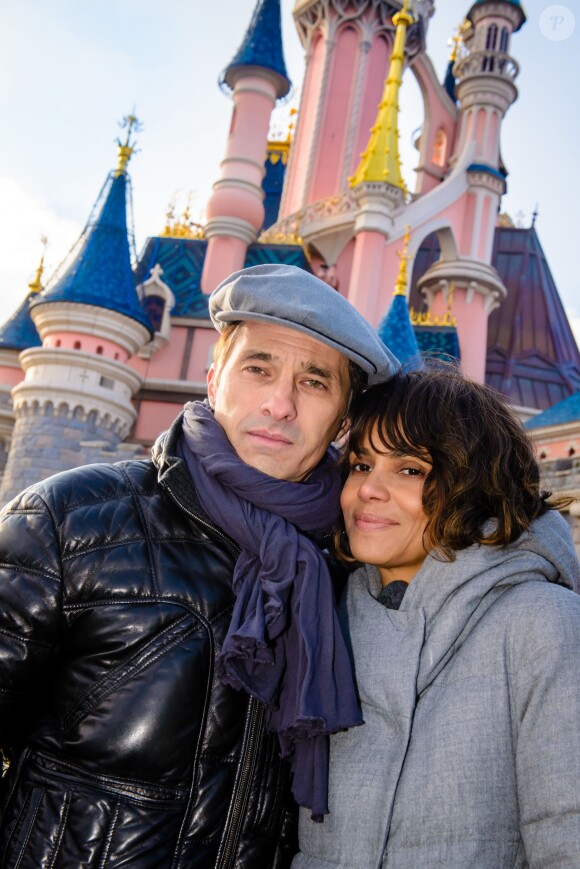 Halle Berry et Olivier Martinez tendrement réunis à Disneyland Paris, le 28 décembre 2014.