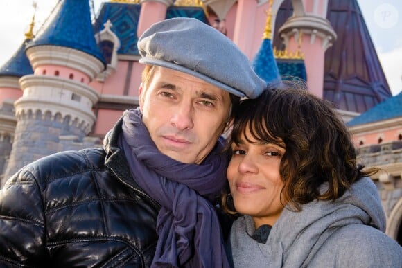 Halle Berry et Olivier Martinez à Disneyland Paris, le 28 décembre 2014.
