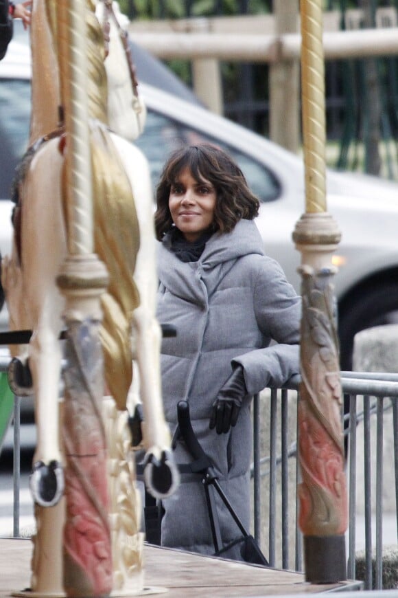 Exclusif - Olivier Martinez, sa femme Halle Berry promènent leur fils Maceo dans les rues de Paris le 22 décembre 2014.