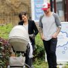 Frankie Sandford et son mari Wayne Bridge en promenade avec leur fils Parker, dans les rues de Londres, le 14 juillet 2014
