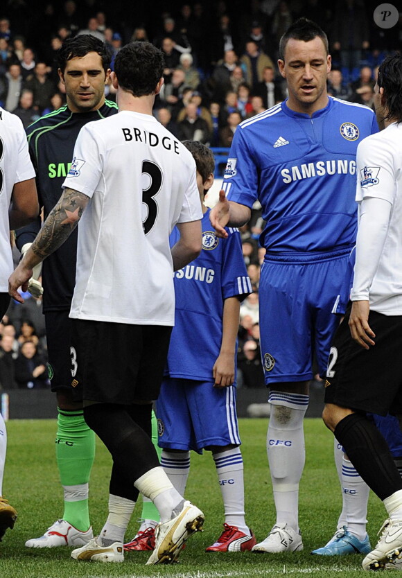 Wayne Bridge évite la poignée de main de John Terry, son ami qui avait eu une aventure avec sa compagne, lors du match entre Chelsea et Manchester City à Stamford Bridge à Londres, le 27 février 2010