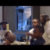 Dwyane Wade et Gabrielle Union laissant tomber le gâteau du repas, dans une vidéo making-off de leur shooting de Noël, entourés de leurs enfants