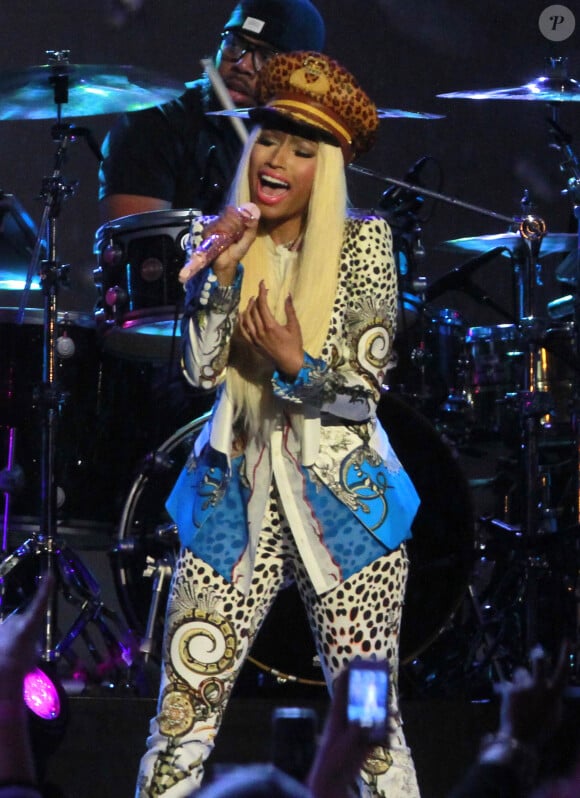 Nicki Minaj en concert sous la pluie a Hollywood le 25 Janvier 2013. 