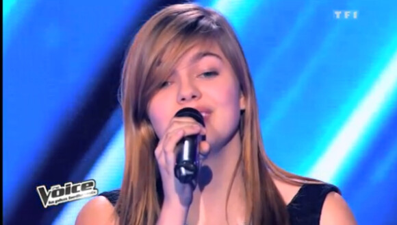 La jeune Louane chante Un homme heureux de William Sheller dans The Voice 2 sur TF1 le samedi 16 février 2013