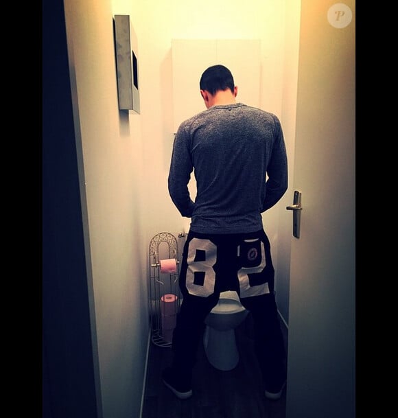 Une photo de Grégoire Lyonnet aux toilettes : une photo postée par Alizée, le 31 décembre 2014
