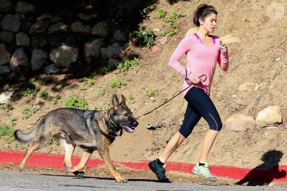 Nikki Reed est allée faire son jogging avec son chien le jour du réveillon à Los Angeles, le 31 décembre 2014.