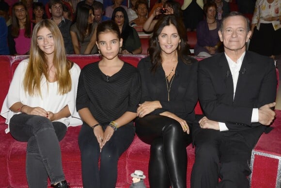Cristiana Reali et Francis Huster avec leurs filles Toscane et Elisa - Enregistrement de l'émission "Vivement Dimanche" à Paris le 24 septembre 2014. L'émission a été diffusée le 28 septembre.