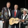Le Secrétaire à la défense Donald H. Rumsfeld entouré des légendes de la country Bill Anderson et Little Jimmy Dickens au Grand Ole Opry Houses de Nashville le 23 avril 2005